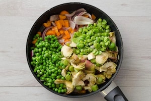 Preparazione Padellata di piselli e fave con verdure - Fase 2