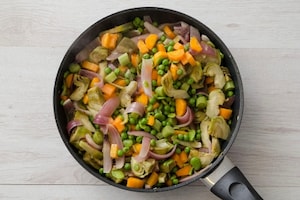 Preparazione Padellata di piselli e fave con verdure - Fase 3