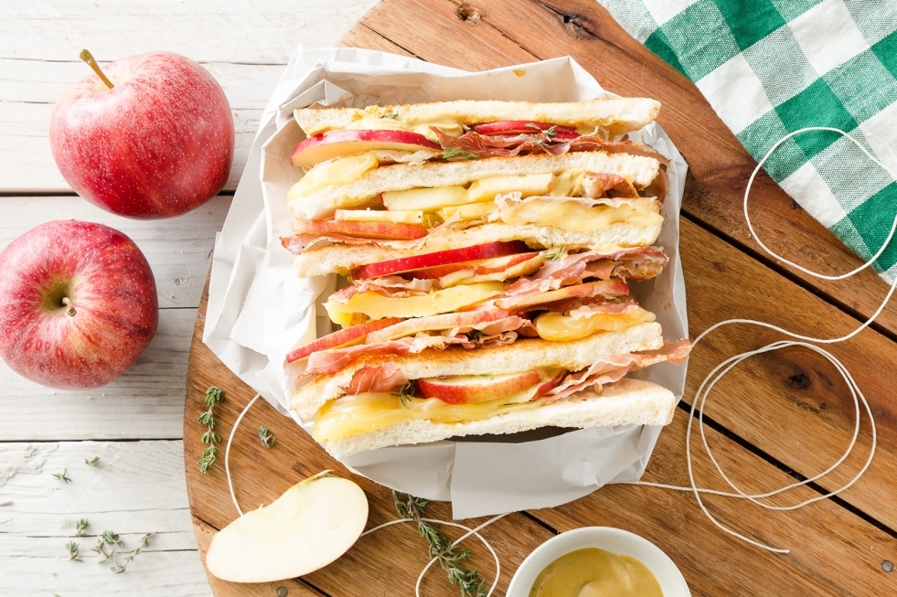 Sandwich con mele, speck, formaggio filante ricetta