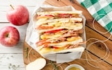 Sandwich con mele, speck, formaggio filante