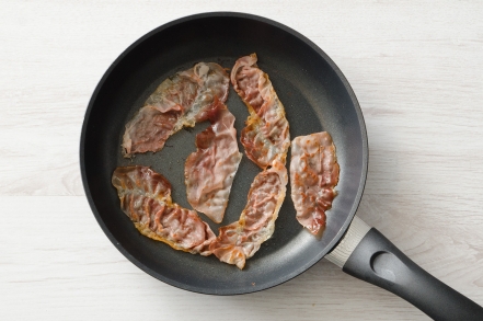 Preparazione Sandwich con mele, speck, formaggio filante - Fase 1 Preparazione Sandwich con mele, speck, formaggio filante - Fase 1