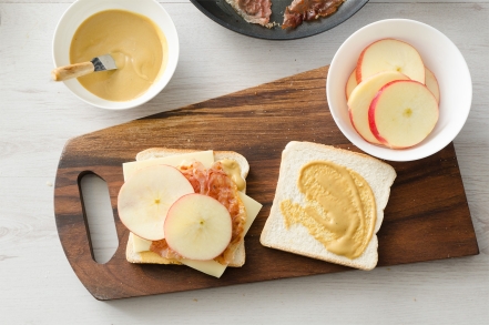 Preparazione Sandwich con mele, speck, formaggio filante - Fase 3 Preparazione Sandwich con mele, speck, formaggio filante - Fase 3