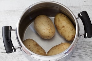 Preparazione Spiedini di patate, scamorza e pancetta - Fase 1