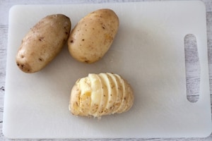 Preparazione Spiedini di patate, scamorza e pancetta - Fase 1