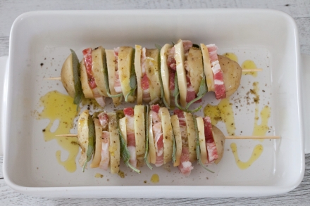 Preparazione Spiedini di patate, scamorza e pancetta - Fase 2 Preparazione Spiedini di patate, scamorza e pancetta - Fase 2