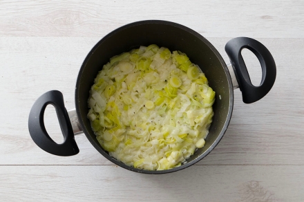 Preparazione Timballo di fusilli ai porri - Fase 1 Preparazione Timballo di fusilli ai porri - Fase 1