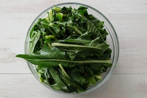 Preparazione Bietole al burro e formaggio grattugiato in padella - Fase 1