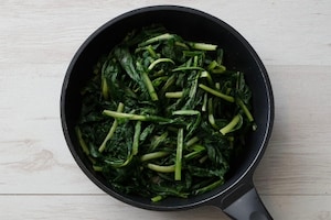 Preparazione Bietole al burro e formaggio grattugiato in padella - Fase 1