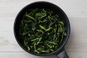 Preparazione Bietole al burro e formaggio grattugiato in padella - Fase 2