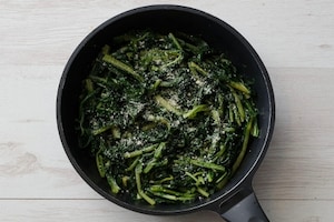 Preparazione Bietole al burro e formaggio grattugiato in padella - Fase 2