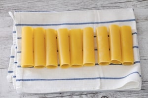 Preparazione Cannelloni al formaggio fresco, piselli e pancetta  - Fase 2