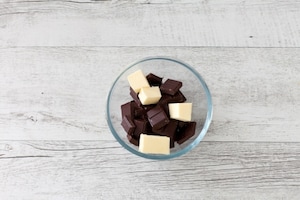 Preparazione Crostata al cioccolato e ciliegie - Fase 2