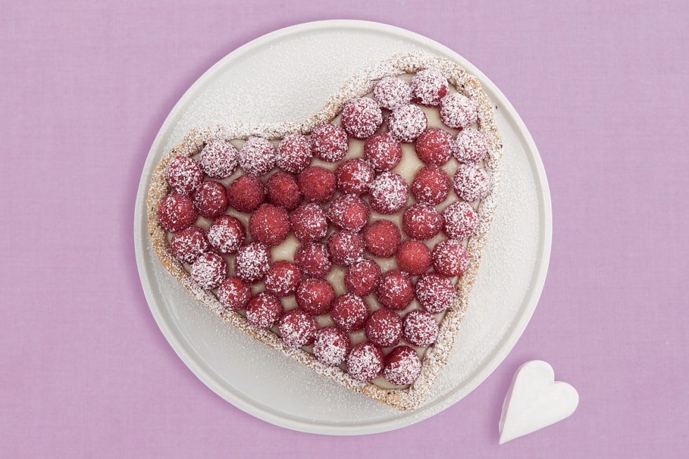 Crostata alla rosa con crema, cioccolato e lamponi ricetta