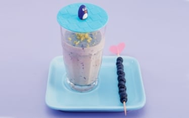 Frullato di mirtilli, banana, arancia e yogurt