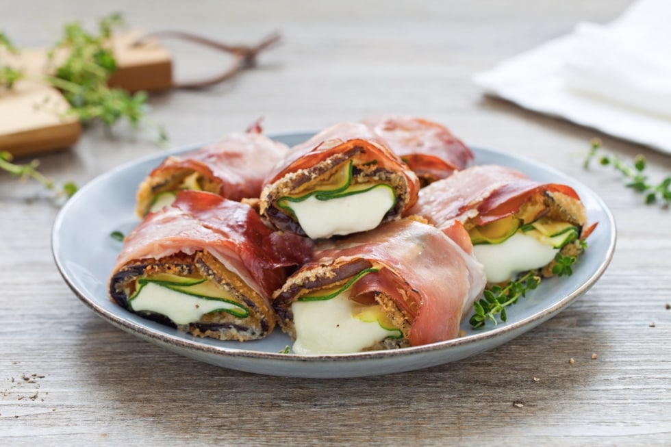 Involtini di melanzane e zucchine con speck e mozzarella ricetta