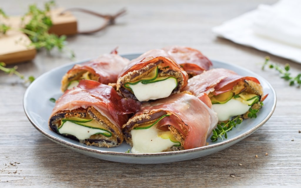 Involtini di melanzane e zucchine con speck e mozzarella