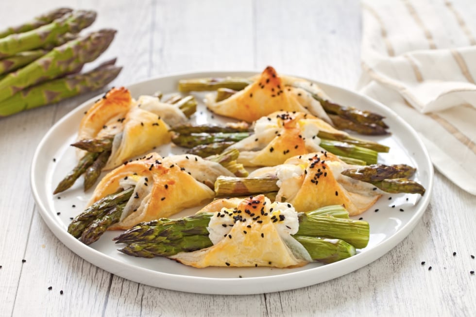 Involtini di pasta sfoglia con asparagi, ricotta, pancetta e semi di nigella  ricetta