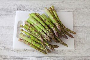 Preparazione Involtini di pasta sfoglia con asparagi, ricotta, pancetta e semi di nigella  - Fase 1