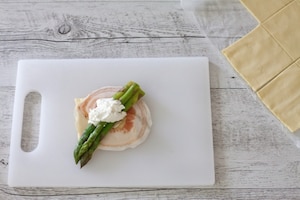 Preparazione Involtini di pasta sfoglia con asparagi, ricotta, pancetta e semi di nigella  - Fase 2