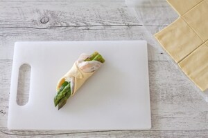 Preparazione Involtini di pasta sfoglia con asparagi, ricotta, pancetta e semi di nigella  - Fase 3