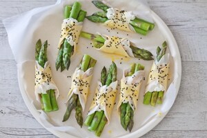 Preparazione Involtini di pasta sfoglia con asparagi, ricotta, pancetta e semi di nigella  - Fase 3