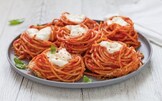 Nidi di spaghetti al forno con mozzarella e salsa di pomodoro alla vaniglia 