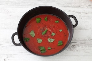 Preparazione Nidi di spaghetti al forno con mozzarella e salsa di pomodoro alla vaniglia  - Fase 1