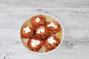 Preparazione Nidi di spaghetti al forno con mozzarella e salsa di pomodoro alla vaniglia  - Fase 3
