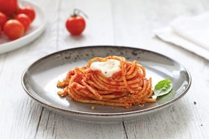 Preparazione Nidi di spaghetti al forno con mozzarella e salsa di pomodoro alla vaniglia  - Fase 3