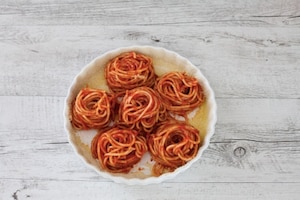 Preparazione Nidi di spaghetti al forno con mozzarella e salsa di pomodoro alla vaniglia  - Fase 2