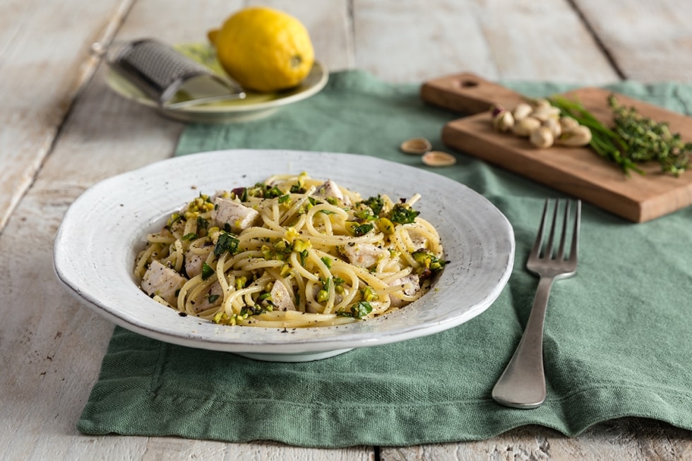 Pasta con pesce spada, pistacchi e scorza di limone ricetta