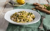 Pasta con pesce spada, pistacchi e scorza di limone