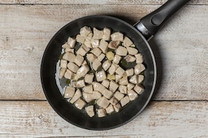 Preparazione Pasta con pesce spada, pistacchi e scorza di limone - Fase 2