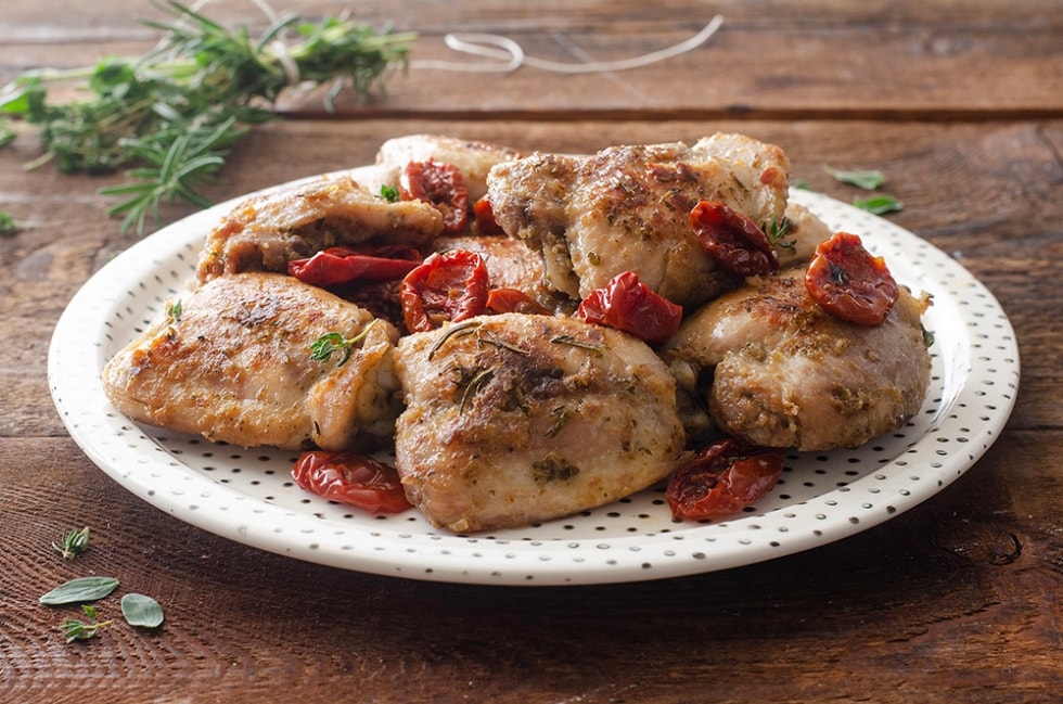 Pollo alle erbe con pomodorini secchi ricetta