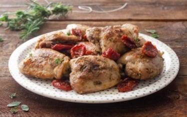 Pollo alle erbe con pomodorini secchi