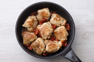 Preparazione Pollo alle erbe con pomodorini secchi - Fase 2
