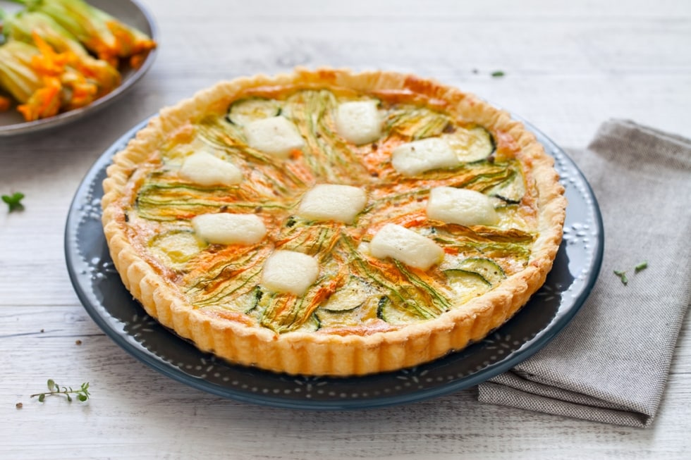 Quiche alle zucchine, fiori di zucca e mozzarella  ricetta