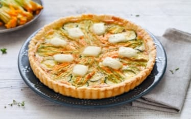 Quiche alle zucchine, fiori di zucca e mozzarella 