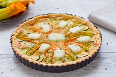 Preparazione Quiche alle zucchine, fiori di zucca e mozzarella  - Fase 4 Preparazione Quiche alle zucchine, fiori di zucca e mozzarella  - Fase 4