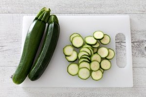Preparazione Quiche alle zucchine, fiori di zucca e mozzarella  - Fase 1