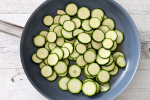 Preparazione Quiche alle zucchine, fiori di zucca e mozzarella  - Fase 1