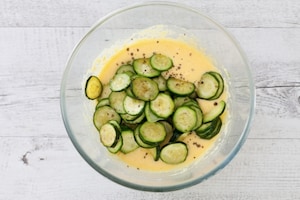 Preparazione Quiche alle zucchine, fiori di zucca e mozzarella  - Fase 2