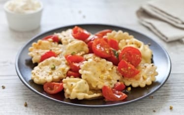 Ravioli ripieni di ricotta e pistacchi con pomodorini 