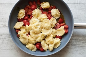 Preparazione Ravioli ripieni di ricotta e pistacchi con pomodorini  - Fase 5