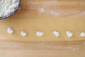 Preparazione Ravioli ripieni di ricotta e pistacchi con pomodorini  - Fase 3