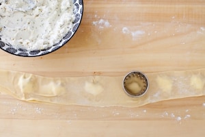 Preparazione Ravioli ripieni di ricotta e pistacchi con pomodorini  - Fase 3
