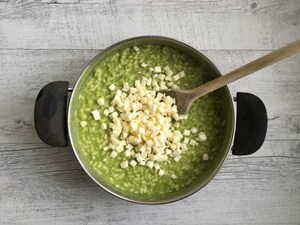 Preparazione Risotto alla crema di piselli, mozzarella e limone - Fase 3
