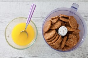 Preparazione Sbriciolata alle fragole senza cottura - Fase 1