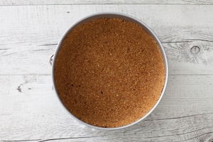 Preparazione Sbriciolata alle fragole senza cottura - Fase 1