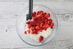 Preparazione Sbriciolata alle fragole senza cottura - Fase 3